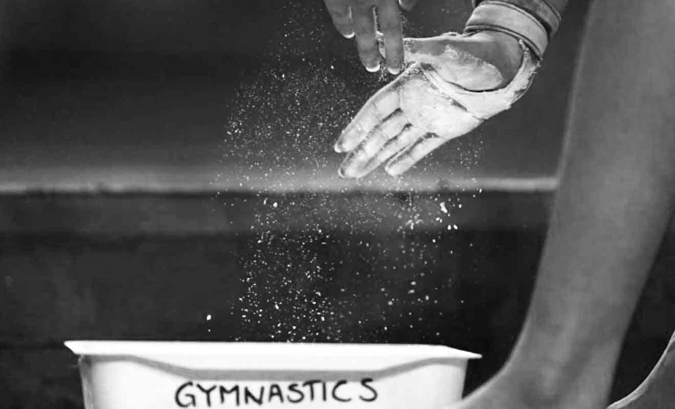 Gymnast powdering hands